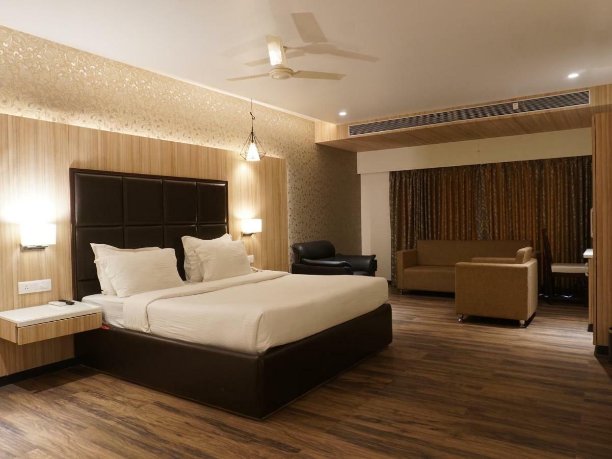 Palette Four Seasons Recreation Resort Jalgaon Esterno foto