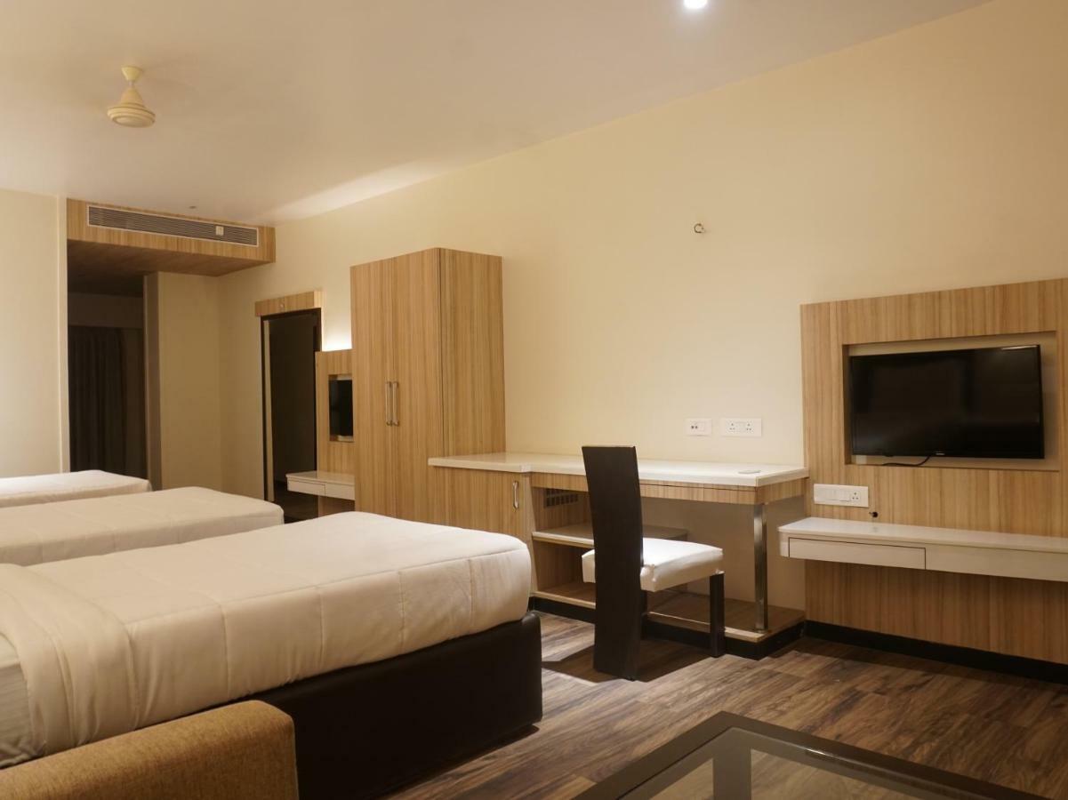 Palette Four Seasons Recreation Resort Jalgaon Esterno foto