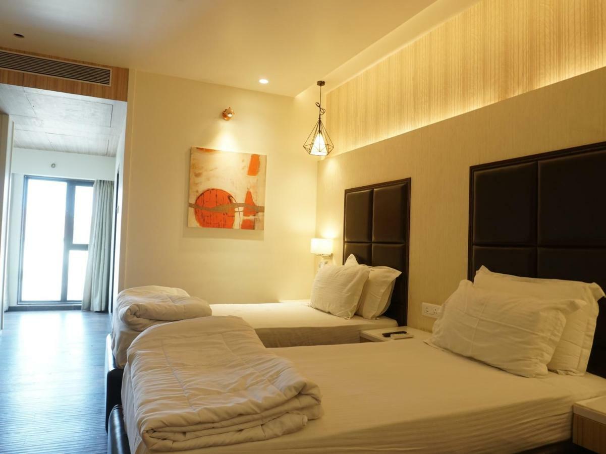 Palette Four Seasons Recreation Resort Jalgaon Esterno foto