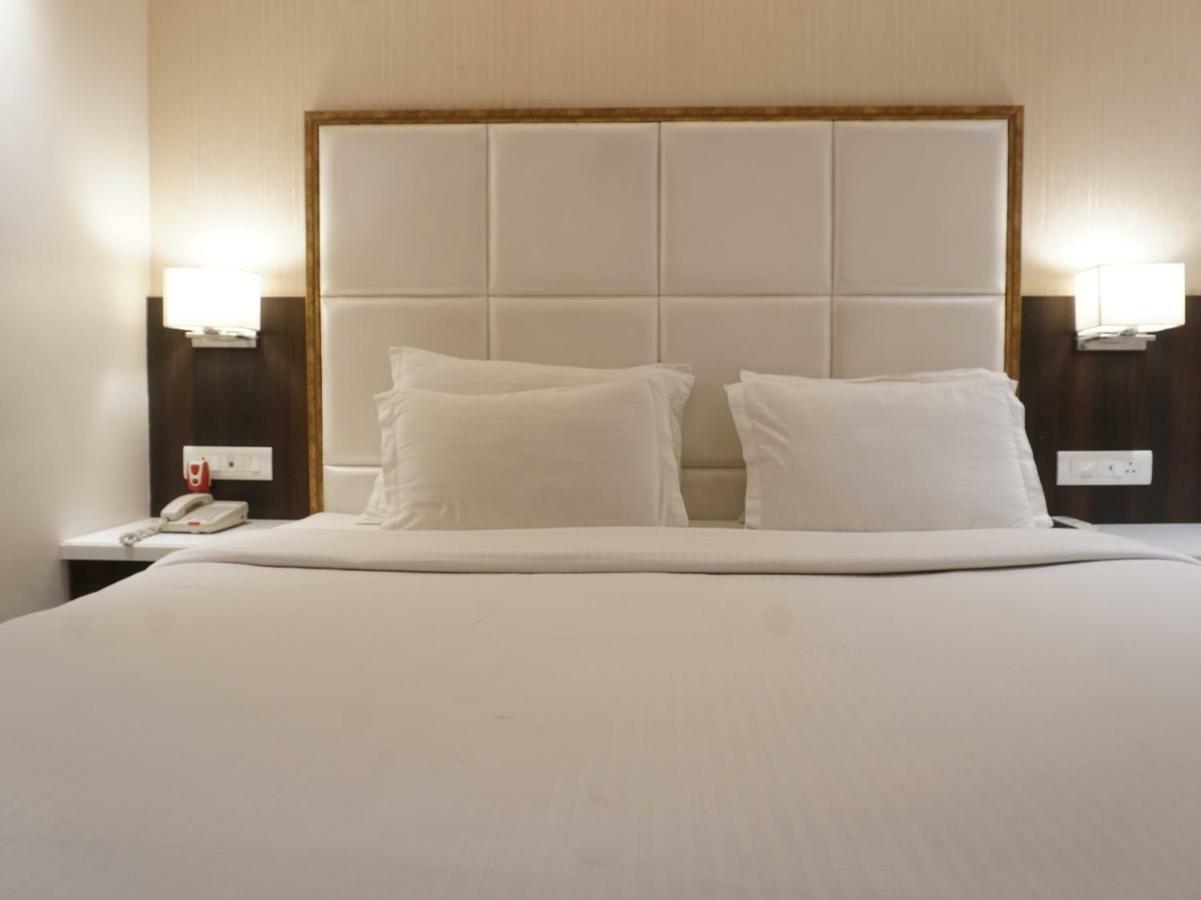 Palette Four Seasons Recreation Resort Jalgaon Esterno foto