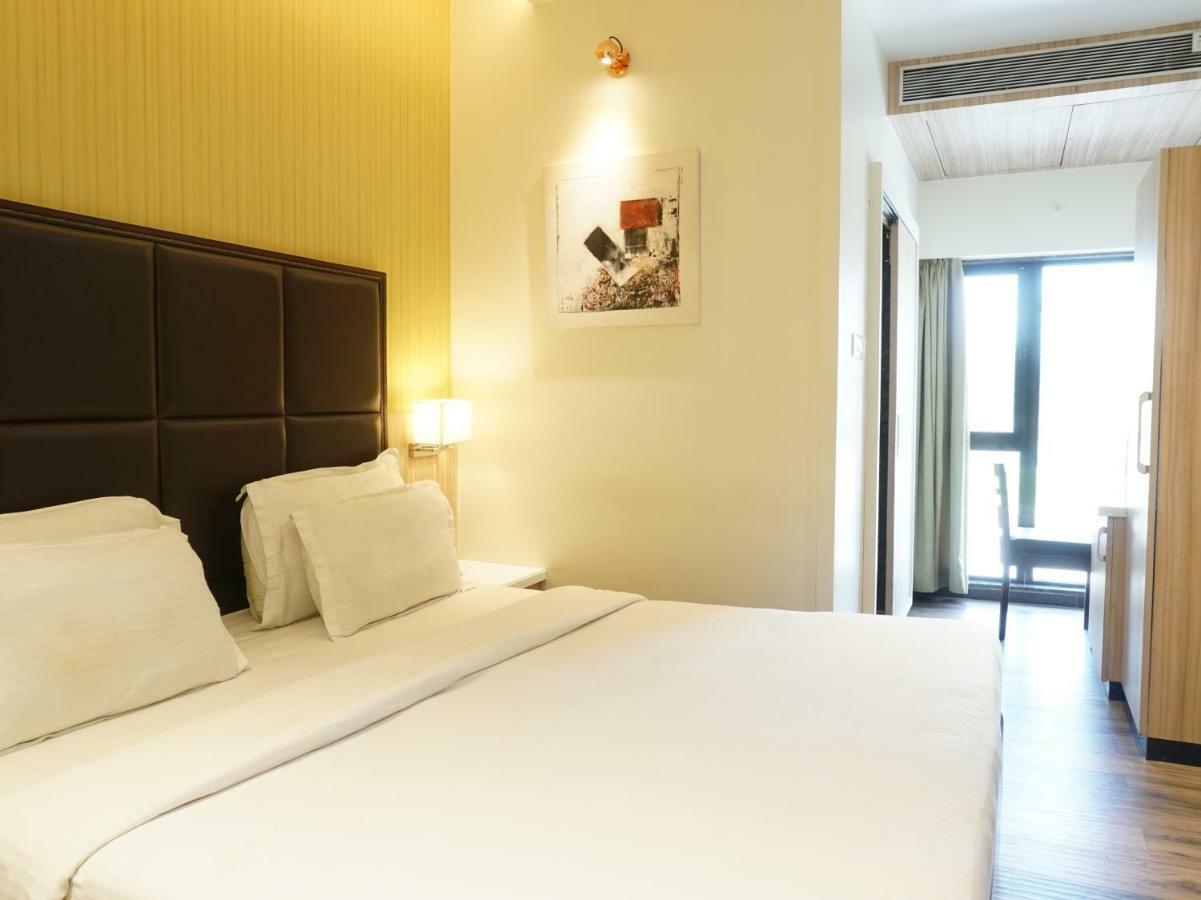 Palette Four Seasons Recreation Resort Jalgaon Esterno foto