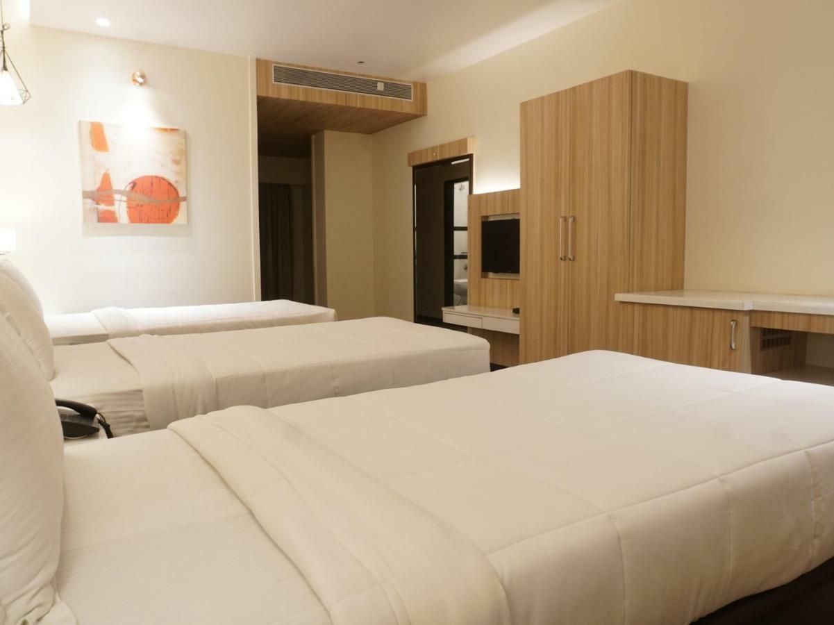 Palette Four Seasons Recreation Resort Jalgaon Esterno foto