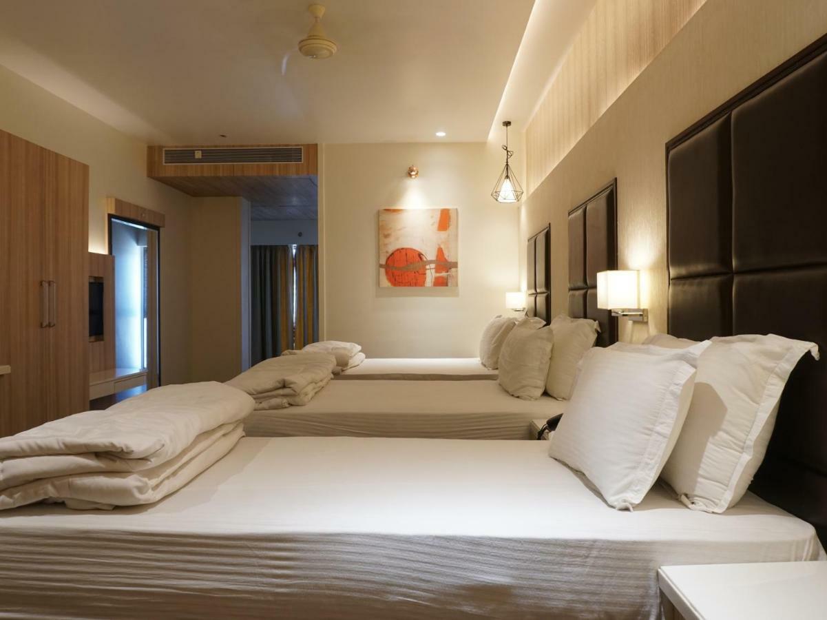 Palette Four Seasons Recreation Resort Jalgaon Esterno foto