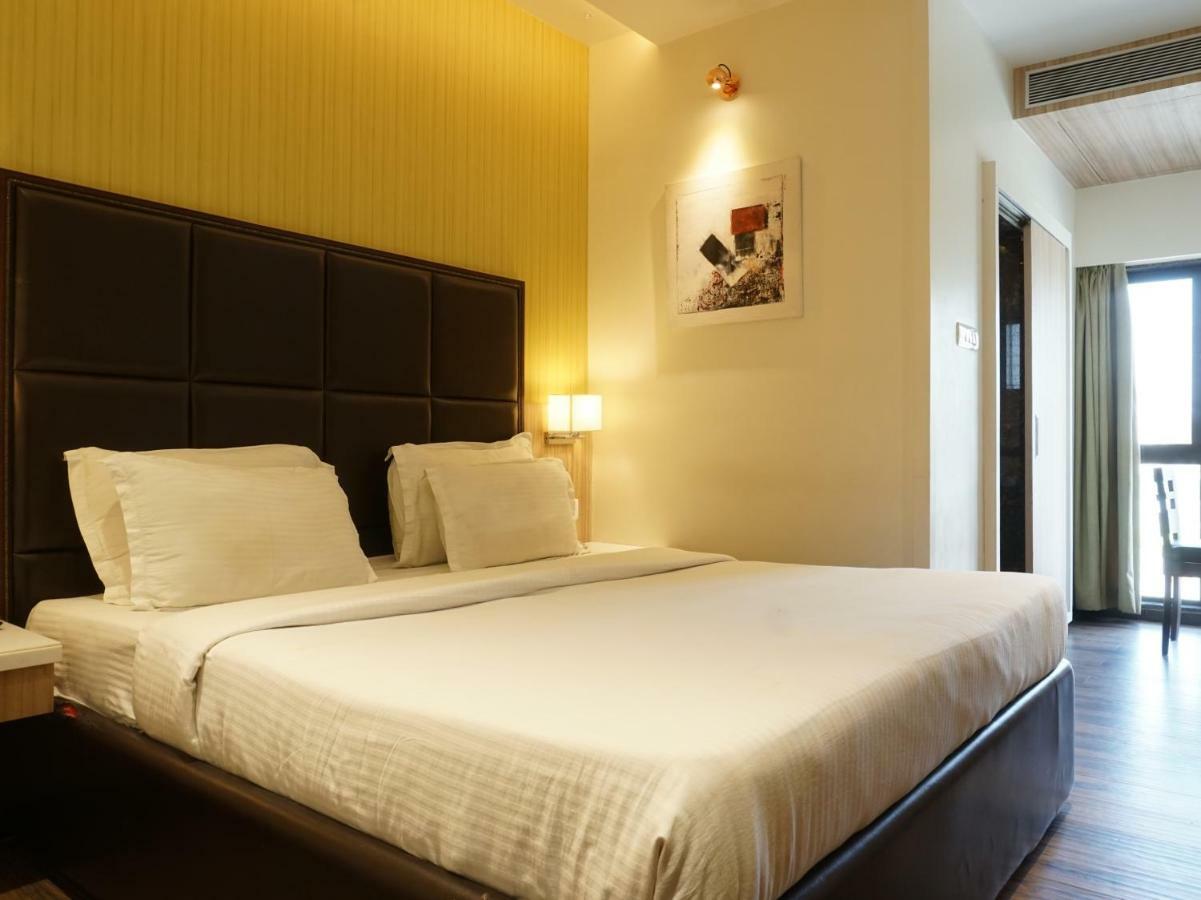 Palette Four Seasons Recreation Resort Jalgaon Esterno foto
