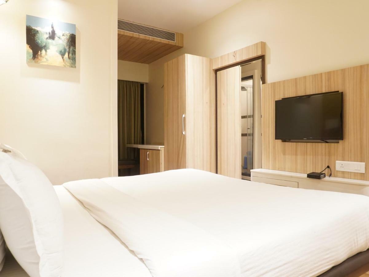 Palette Four Seasons Recreation Resort Jalgaon Esterno foto