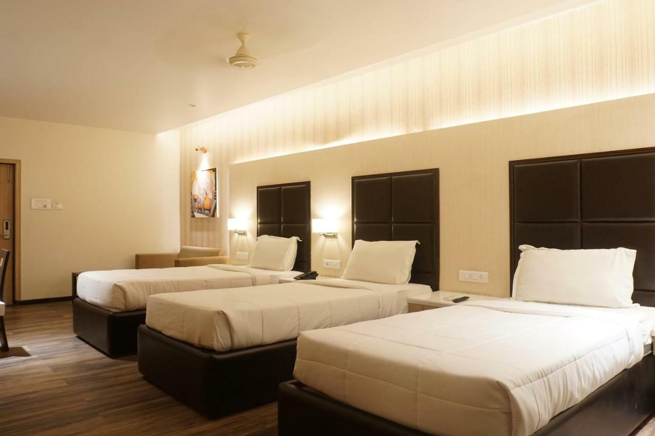 Palette Four Seasons Recreation Resort Jalgaon Esterno foto