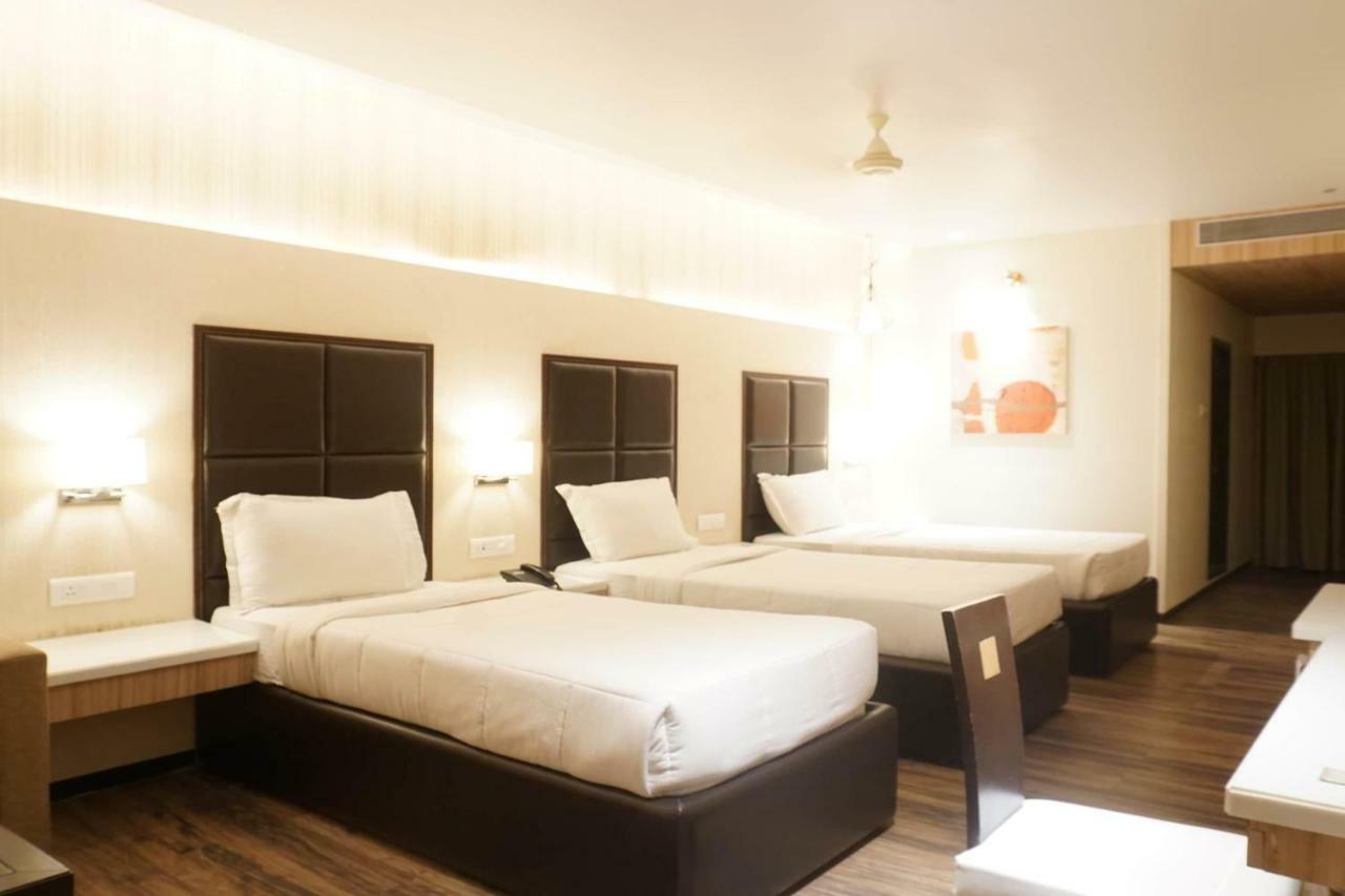 Palette Four Seasons Recreation Resort Jalgaon Esterno foto