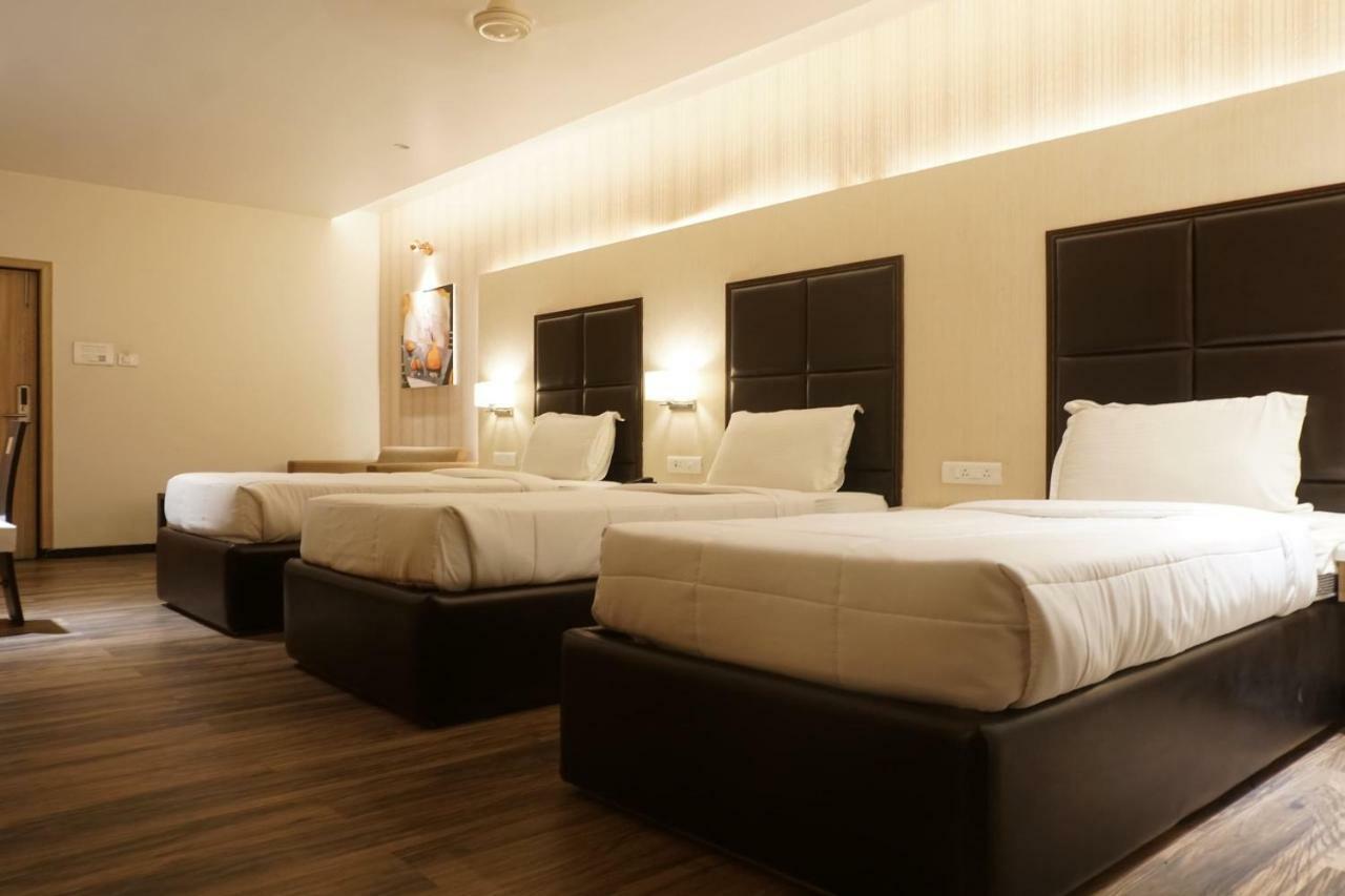Palette Four Seasons Recreation Resort Jalgaon Esterno foto